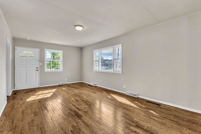 Building Photo - Renovated 4BR Home – Modern Finishes, Off-Street Parking