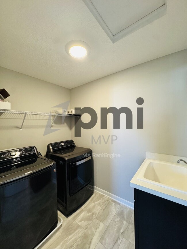 Building Photo - 5749 Shadowfair Ln