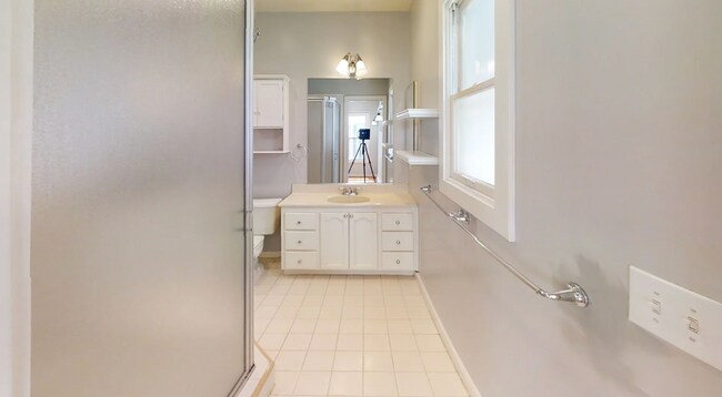 Building Photo - Old Towne Orange Living at Its Finest!