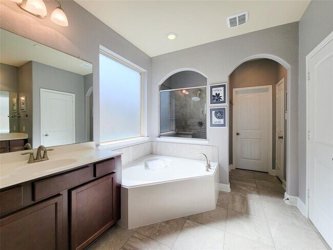 Building Photo - 1904 Emerald Breeze Ct.