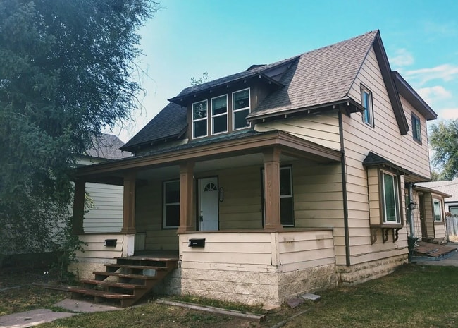 Building Photo - 2 Bed, 1 Bath Duplex