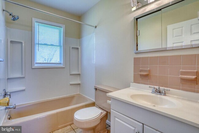 Building Photo - 206 N Main St