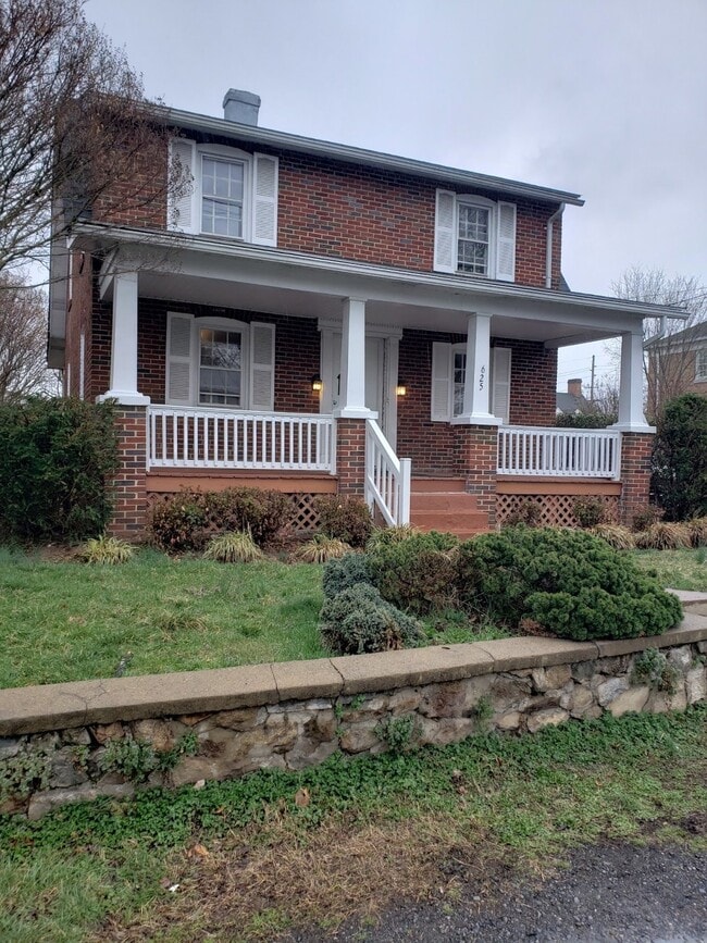 Building Photo - "Charming 3-Bed Home with 1.5 Baths in Fro...