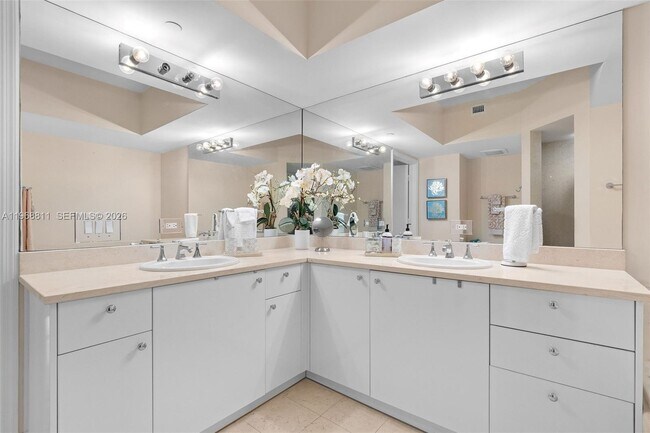 Building Photo - 19900 E Country Club Dr