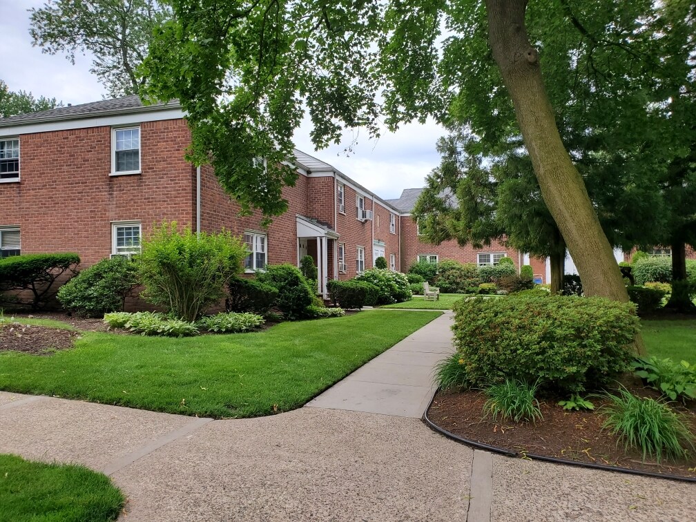 Building Photo - 100 Huguenot Ave