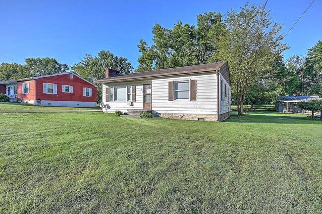 Building Photo - 3 Bedroom / 1 Bath Home