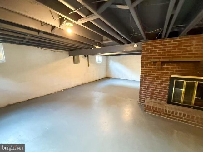 Building Photo - 533 E Park St