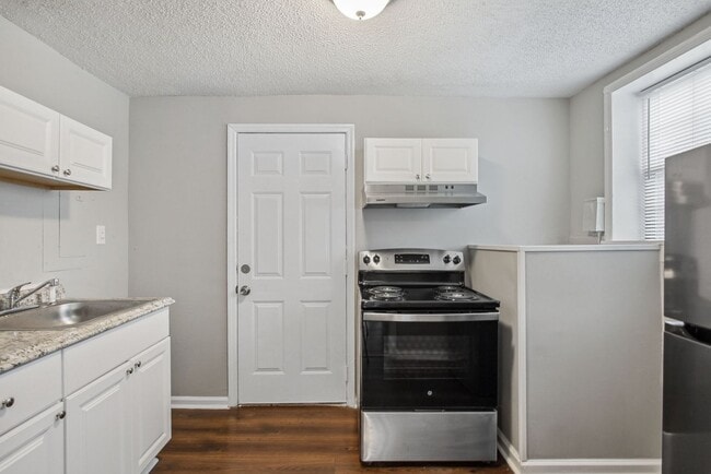 Building Photo - Large Near Downtown 3BR/1BA House For Rent