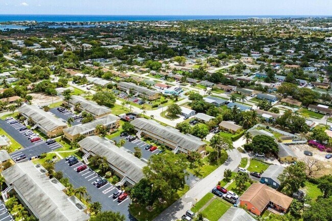 Building Photo - 2222 NE 1st Way