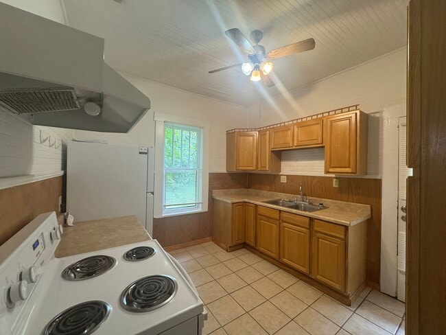 Building Photo - Spacious 3 bedroom