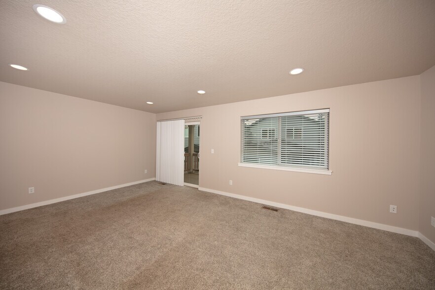 living room / dining area - 1295 Windsong Dr