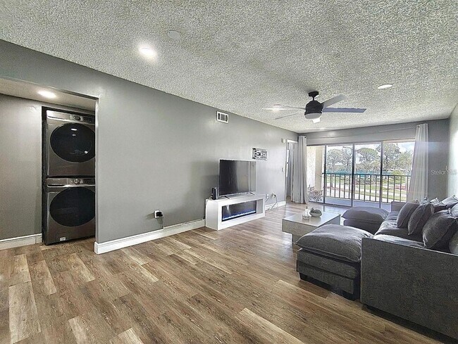 Building Photo - 6062 Willowpointe Cir