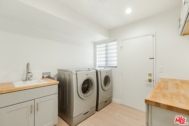 Building Photo - 4933 Collett Ave