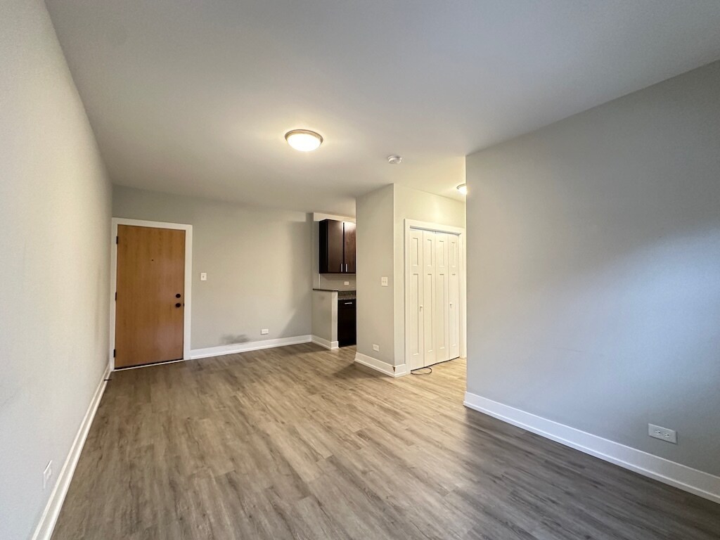 Building Photo - 708 W Brompton Ave