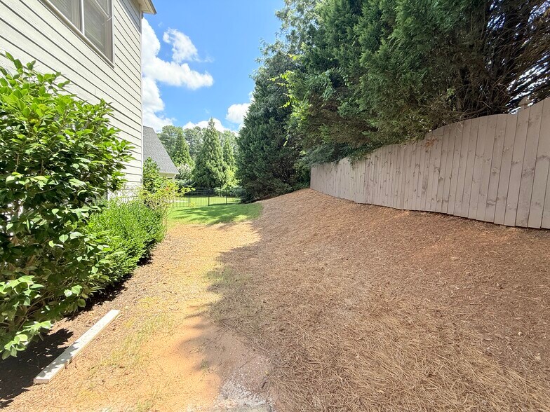 Building Photo - 8615 Village School Dr