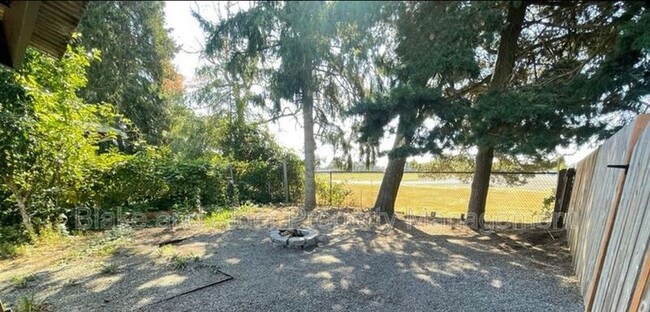 Building Photo - 2410 SE 9th Ct