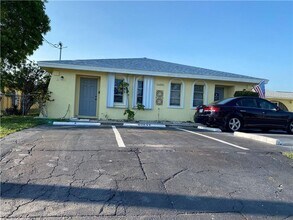 Building Photo - 2 bedroom 1.5 bathroom First Floor Condo in Cape Coral