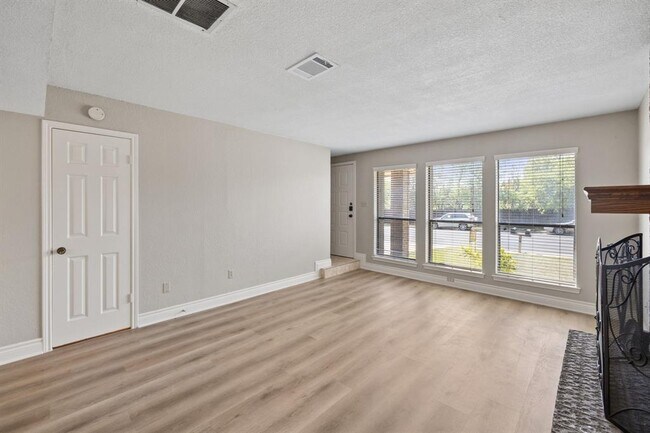 Building Photo - 6525 Hart Ln