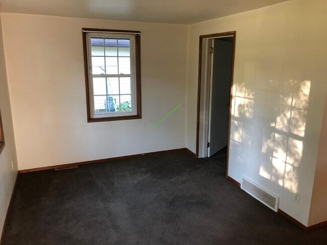 Building Photo - Available January 15th - 2 Bedroom, 1 Bathroom Single Family Home