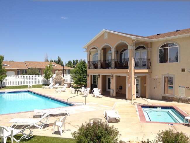 Clubhouse and pool facilities - 9485 S Fairway View Dr