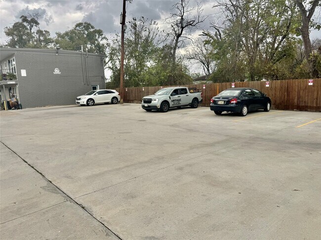 Building Photo - 6705 Fairway Dr