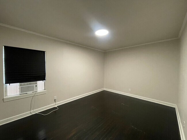 Building Photo - 2219 Gilbert Dr