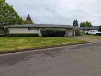 Building Photo - Great 2+ Bedroom, 1 Bathroom Duplex In Spr...