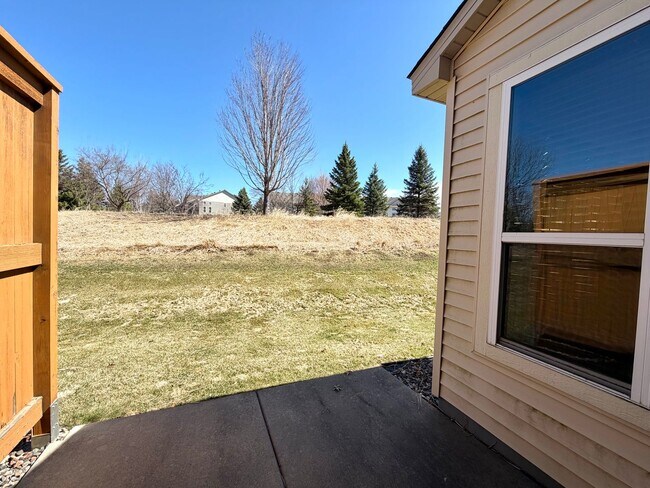 Building Photo - Rare 4 Bedroom End Unit Townhome in The Beautiful Stonemill Farms of Woodbury