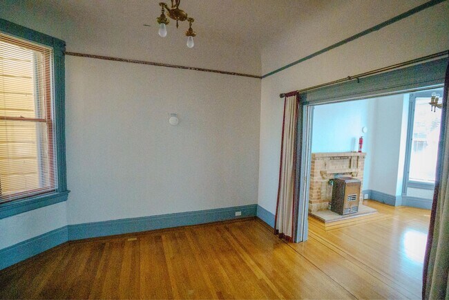 Building Photo - Victorian Charm and City Convenience – 3-B...