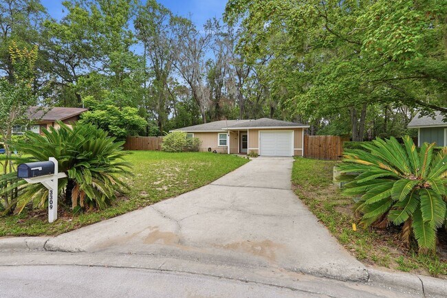 Building Photo - Roomy 3 bedroom 2 bath with great fenced yard