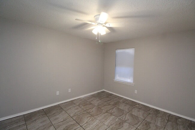 Building Photo - Updated 2-Bedroom Apartment with Private Patio and Move-In Special! –1/2 Off First Month Rent!
