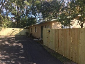 Building Photo - Unit in Duplex