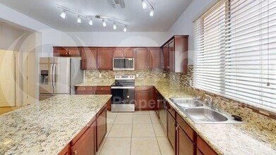 Building Photo - 9218 W Meadow Dr