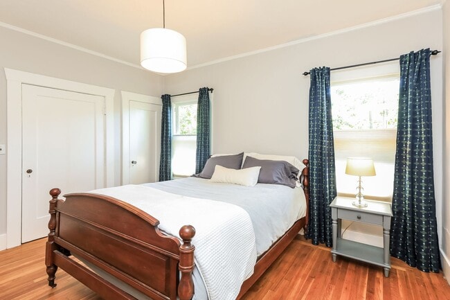 Building Photo - Furnished 1920 Craftsman Bungalow Available In The Dimond District!