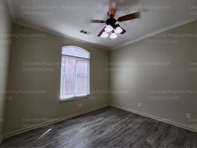 Building Photo - 4 bedroom 3 FULL bath/ 3 CAR Garage.. 2418...