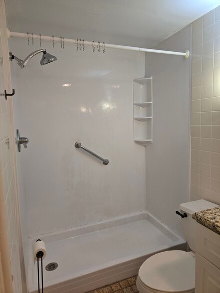 Shower - 443 Green Ln