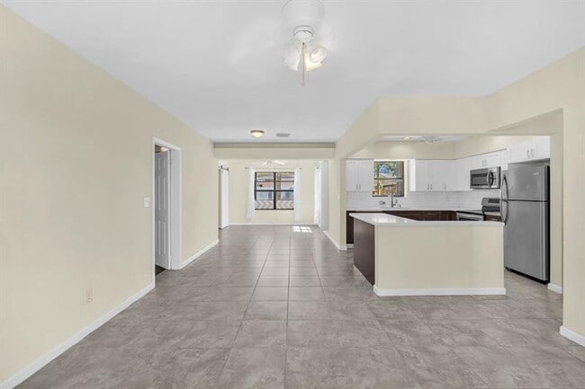 Building Photo - 2221 SW 67th Ave