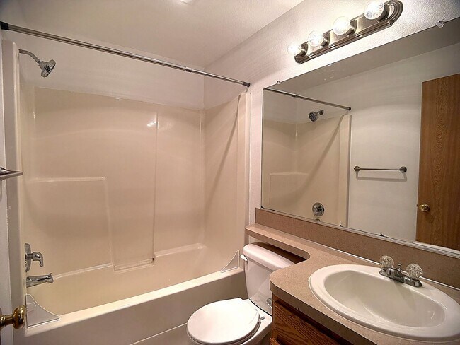 Building Photo - Well Maintained Single Level Home for Lease in Kelso