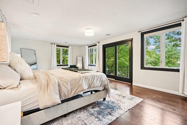 Building Photo - 10 Oakridge Ave