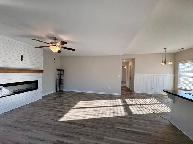 Building Photo - Move-In Ready, Fenced-In Backyard, Pet Friendly, One Story Home – Convenience Meets Comfort!