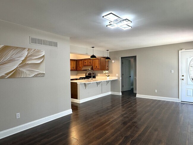 Building Photo - 6652 Fernwood Dr