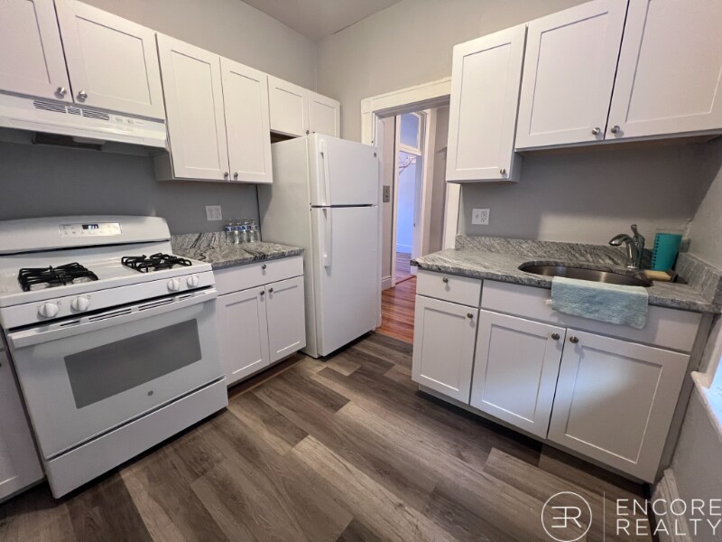 Building Photo - 376 Riverway