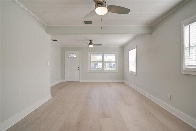 Building Photo - 320 NW 6th Ave