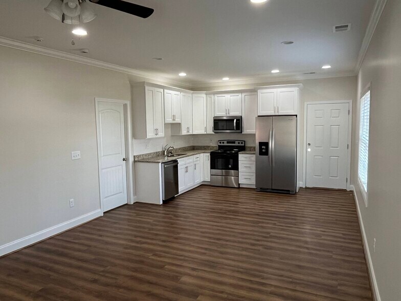 Building Photo - 102 Oak Ln