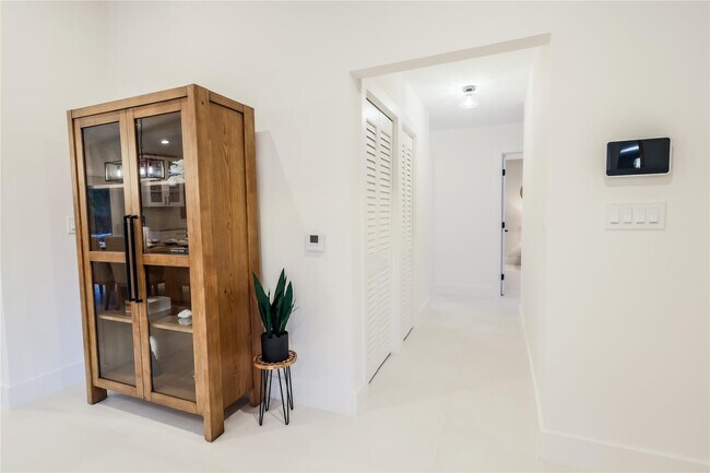 Building Photo - 3127 Sherwood Blvd