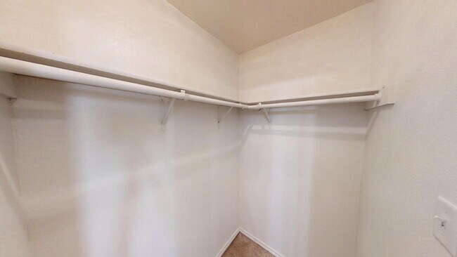 Building Photo - This spacious 4 bedroom, 2 bathroom home is waiting for you!