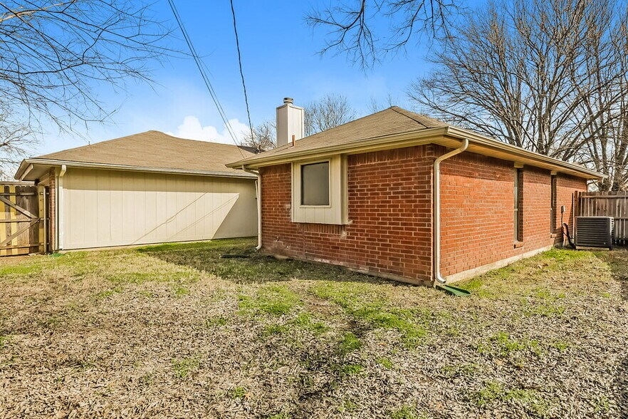 Building Photo - 2605 Hartford Ln