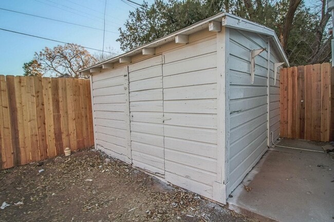 Building Photo - PRE LEASING for fall 2026! 4/2 in heart of Lubbock!