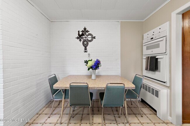 Building Photo - 14 Swan Ave