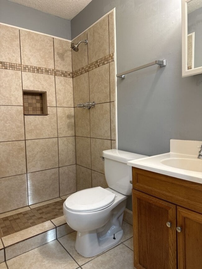Building Photo - Great 3 Bedroom 2 Bathroom Available Now